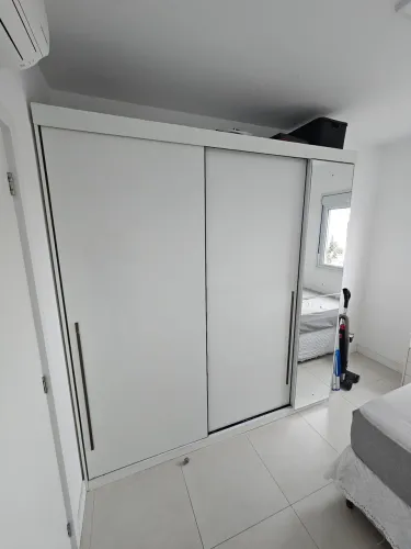 Roupeiro / Guarda-Roupa Branco com Espelho (3 Portas de Correr) - Ótimo Estado