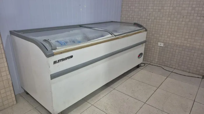 Freezer ilha dois metro e meio perfeita ligada em uso 5 mil zap *