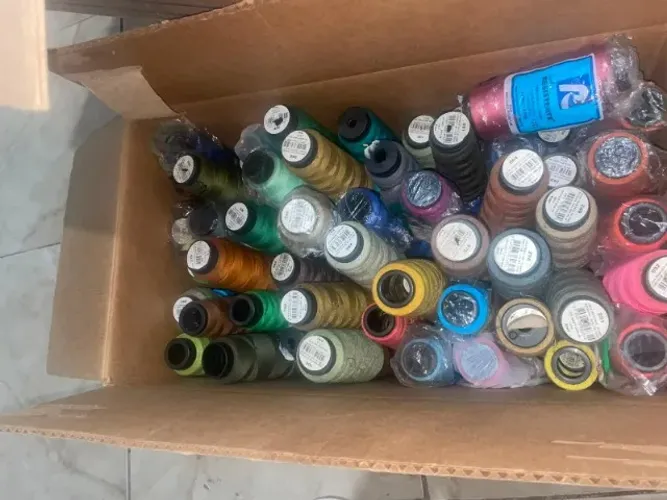 Lote com mais de 150 cones de linhas para costura