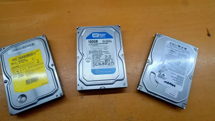 03 HDs Sata 160 GB em excelente estado 