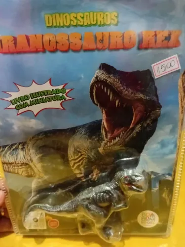 Livro ilustrado com miniaturas