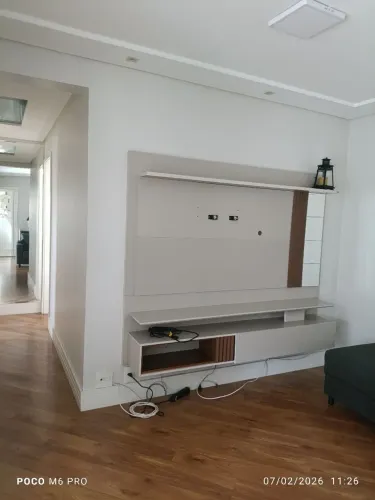 PAINEL PARA TV COM LED - MODERNO E SEMINOVO ?