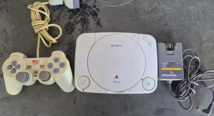 PlayStation 1 + Controle + Fonte Carregador Original - no Estado