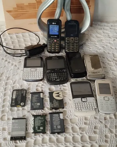 Lote de Celulares Antigos + baterias + Carregador (Para Peças/Restauração)