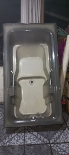 Banheira hidromassagem semi novo com bomba hidráulica