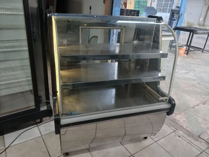 Balcão seco pra pão ou bolo.