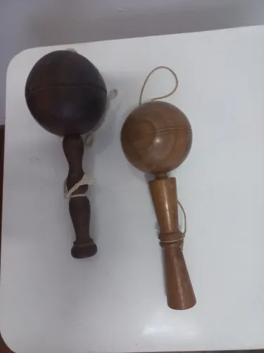 2 Brinquedos antigos ,bilboquê,mede 20 cm.
