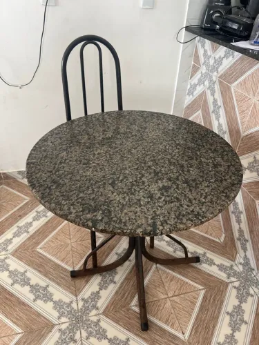 Mesa com base ferro e em cima de mármore