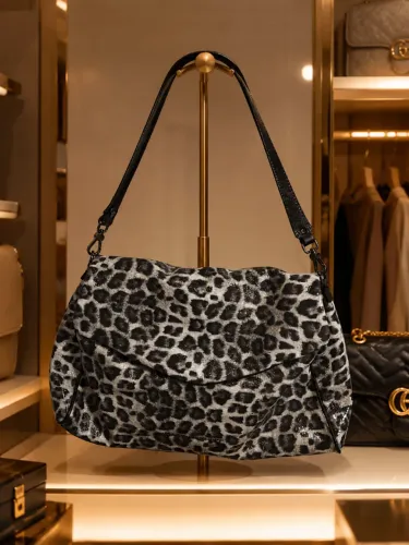 bolsa slouchy estampa de onça