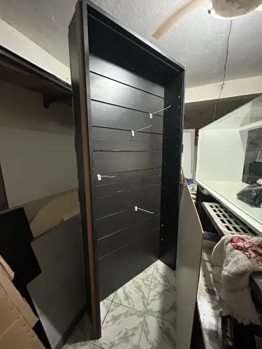 Estante com painel canaleta em mdf preto, tomada embutida e Led 