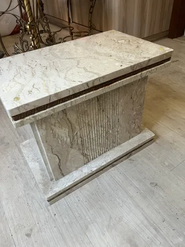 Mesa de centro em pedra mármore trabalhado retangular com vidro