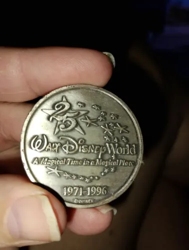 Medalha comemorativa de metal do 25º aniversário do Walt Disney World