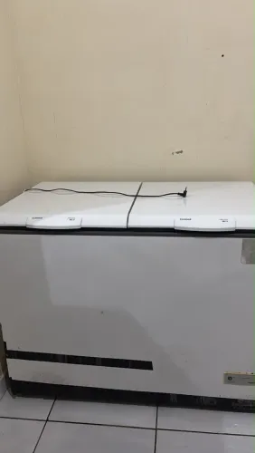 Vende-se uma freezer de duas tampa 1.500 em boas condições