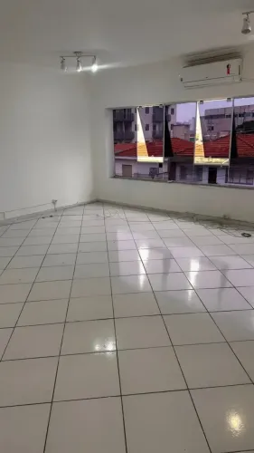 Sala em sobreloja para alugar de 95 m, dividida 3 salas, copa, 1 wc e ar condicionado na V