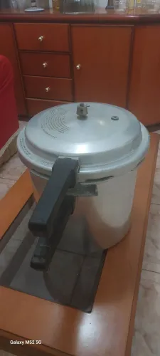 Panela de pressão 20 litros, alumínio antigo que não acaba manca bem pesada.