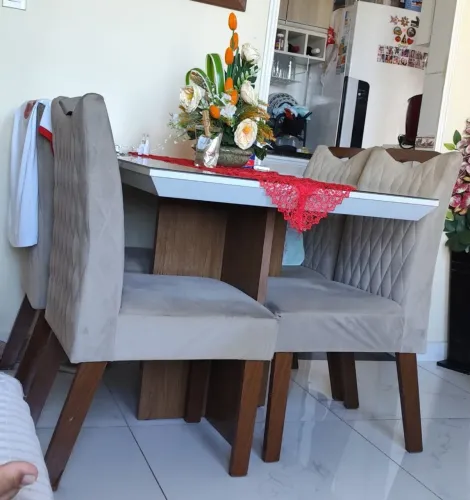 Mesa com 4 cadeiras