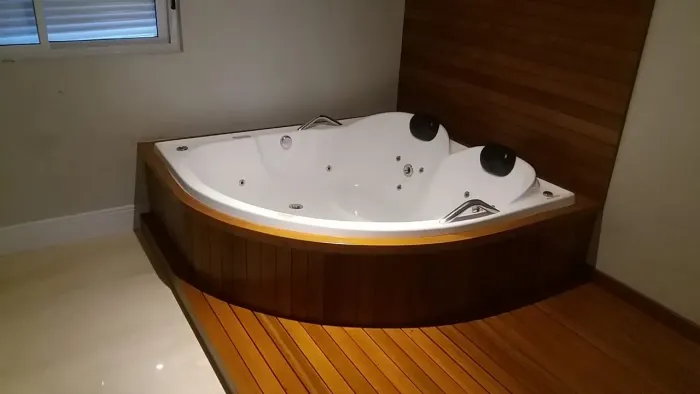 banheira dois lugares completa com deck e painel de madeira