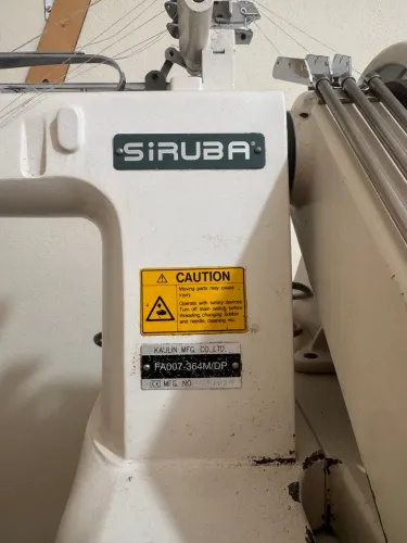 Máquina de Costura Industrial Siruba FA007-364M/DP de Coluna - Excelente Estado