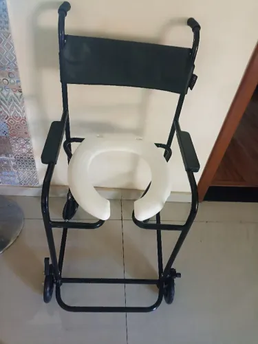 Cadeira de rodas e cadeira de banho