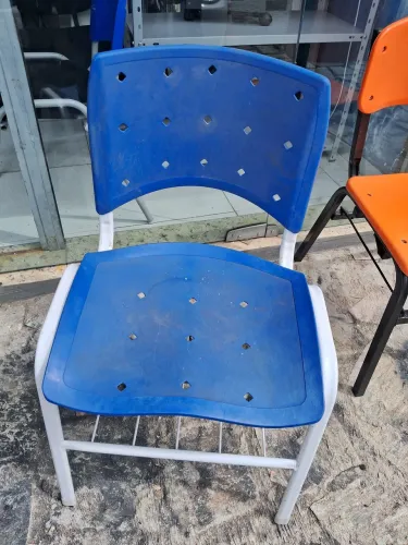 Cadeira escritório em polipropileno