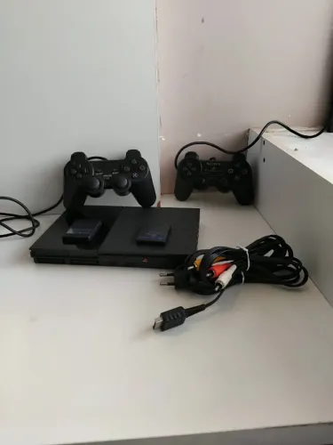 Playstation 2 completo c/ 2 controles, 2 memorycard de 8 mb e cabos de energia e AV PLAY2