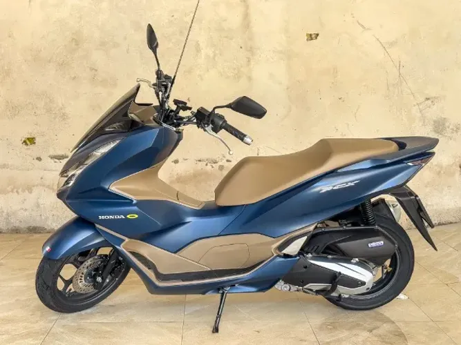 Vendo Honda PCX DLX 2024 ABS 160cc, moto econômica, confortável e extremamente conservada.