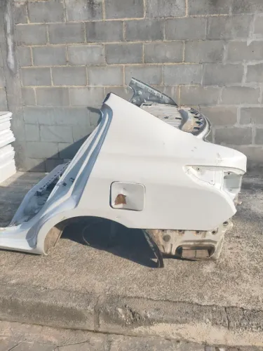 Lateral esquerda Versa  tampa do porta-malas Nissan Versa 2017/2018 2019/2020