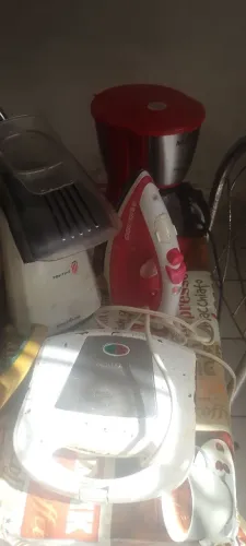 Ferro de engomar, pipoqueira é elétrica, assadeira de pão, cafeteira tudo por r$ 150
