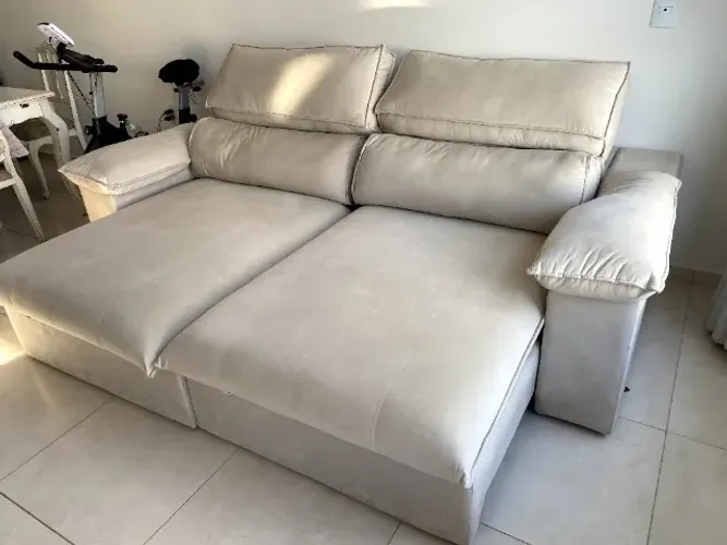 Sofa Retrátil e Reclinável Gigante (Tipo Cama) - Tecido Suede/Veludo Bege - Impecável!