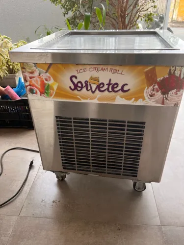 Máquina de sorvete na chapa 