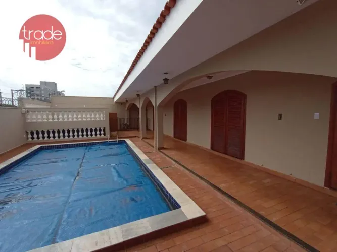 Casa térrea de esquina para vender com 3 dormitórios, churrasqueira e piscina.