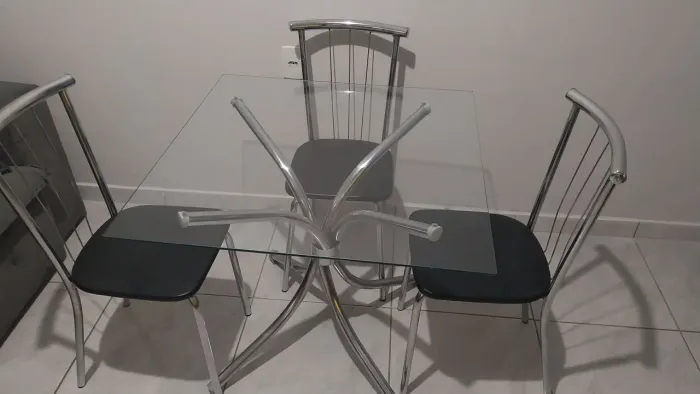Mesa com tampo de vidro e 3 cadeira