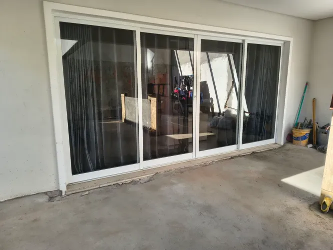 Esquadria em alumínio branco 4,15x2,08 metros com vidro