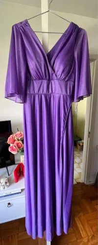 Vestido de festa com fenda lateral