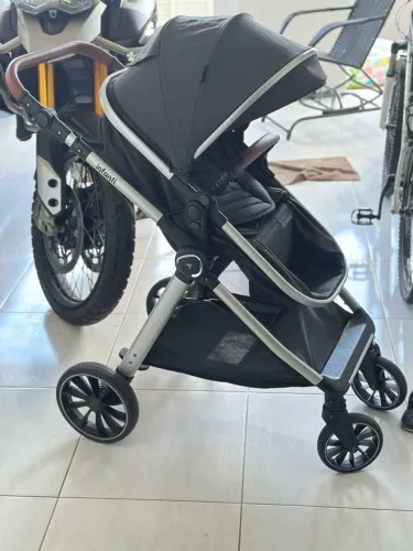 Carrinho de Bebê Romanzo Infanti com bebê conforto e isofix