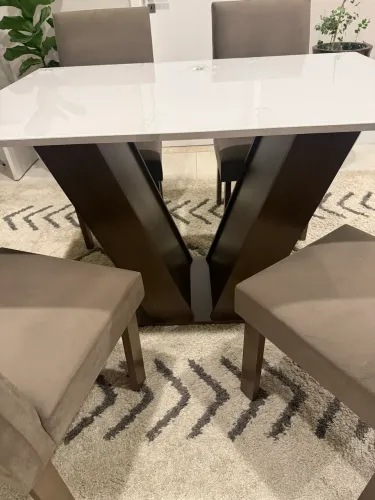 Mesa de Jantar com Vidro + 4 Cadeiras - Oportunidade