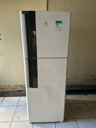Vendo uma geladeira Eletrolux frost free bem conservada (Entrego)