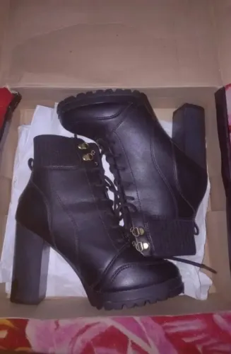 Vendo Coturno com Salto Alto Vizzano