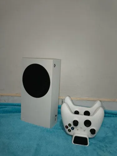 Xbox Series S (Com 2 controles + base carregadora)