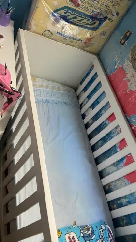 Vende -se berço com colchão e vai com um bebê conforto