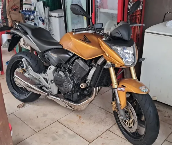 Hornet impecável