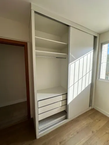 Guarda Roupa Branco - 2,75 x 2,10 x 0,60 m - Bom Estado
