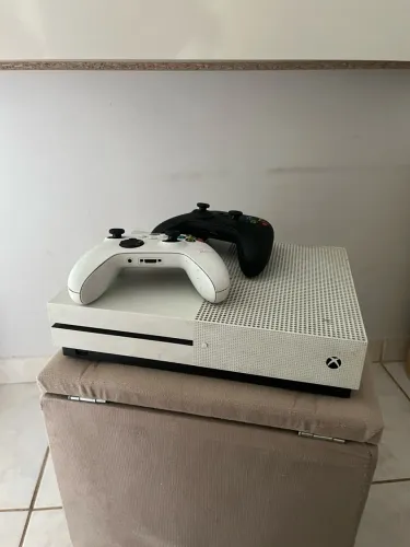Xbox One S Branco + 2 Controles + Headset Gamer | Completo