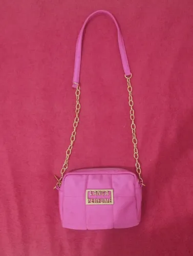 Bolsa rosa lança perfume 