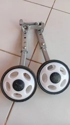 Par de rodinhas para apoio de bicicleta usada muito pouco!