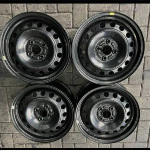Jogo com 4 rodas de ferro aro 15 4x108, inclui parafusos e calotas.
