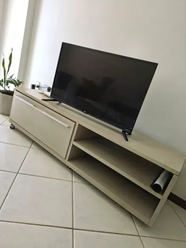 Vendo aparador com rodinhas 
