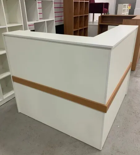 Balcão L para atendimento em mdf com gaveta