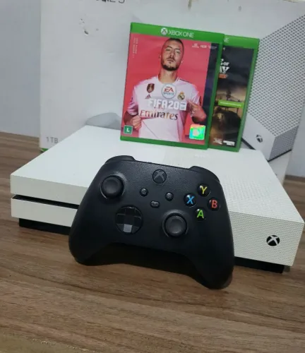 XBOX ONE S 1 TB + CONTROLE XBOX SERIES S