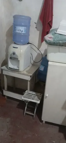 Vendo um bebedouro de água gelada bem conservado no preço assecivo